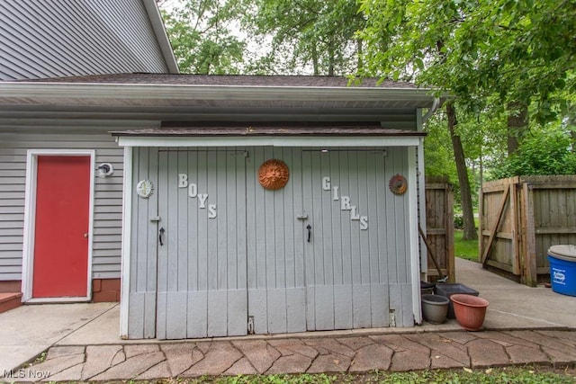 449 Westchester Dr SE, Warren, OH 44484 - entrance to property with roof with shingles