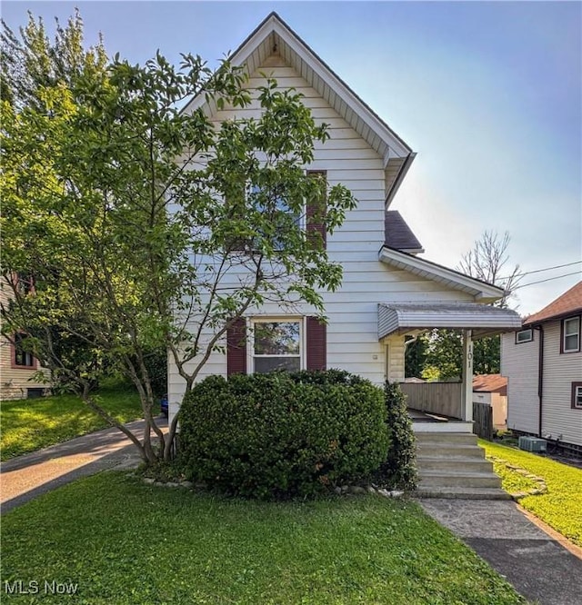 101 Ridgeway St, Struthers, OH 44471 - view of front of property featuring a front yard