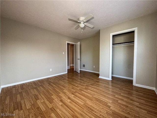 101 Ridgeway St, Struthers, OH 44471 - unfurnished bedroom with wood finished floors, a closet, a ceiling fan, and a textured ceiling