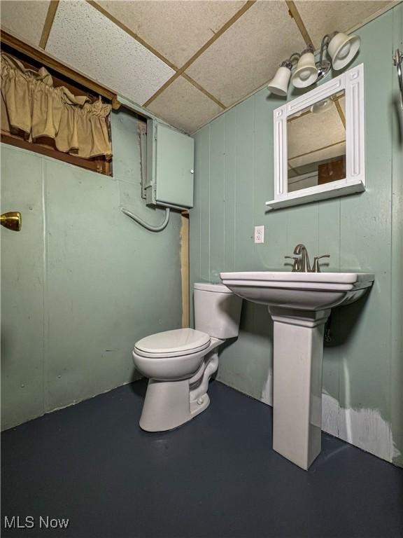 101 Ridgeway St, Struthers, OH 44471 - half bath with toilet and concrete flooring