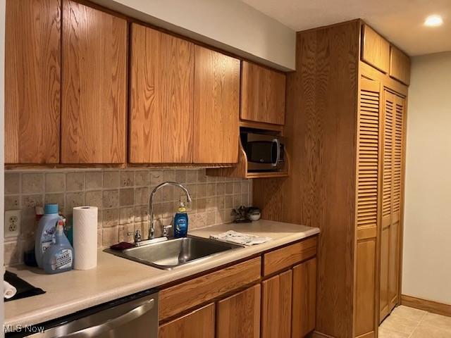 625 Canterbury Ln Unit 27A, Medina, OH 44256 - kitchen featuring appliances with stainless steel finishes, light countertops, and tasteful backsplash