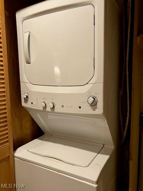 625 Canterbury Ln Unit 27A, Medina, OH 44256 - laundry area featuring stacked washer / dryer