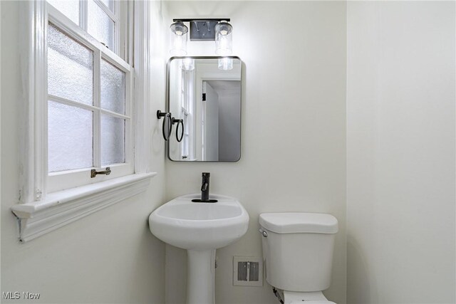 3886 Faversham Rd, University Heights, OH 44118 - half bathroom featuring toilet