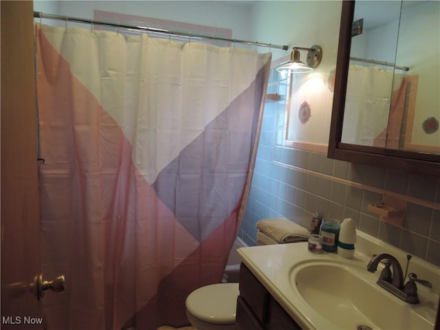 7277 Clovermeade Ave, Youngstown, OH 44514 - full bath featuring vanity, curtained shower, and tile walls