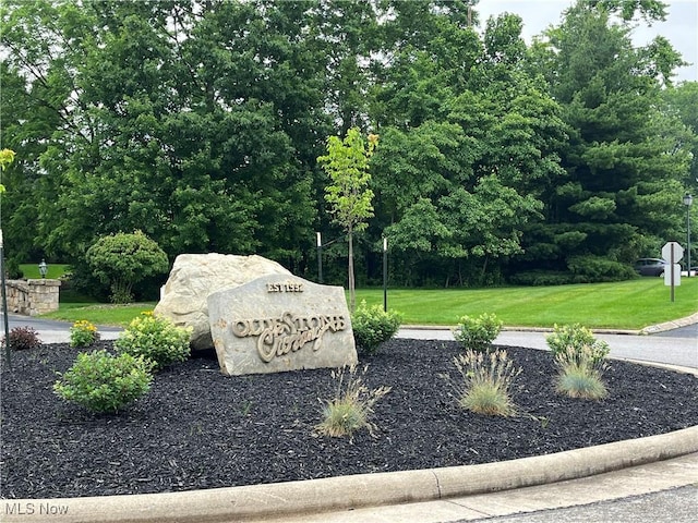 23 Fieldstone Dr, Poland, OH 44514 - community sign with a lawn