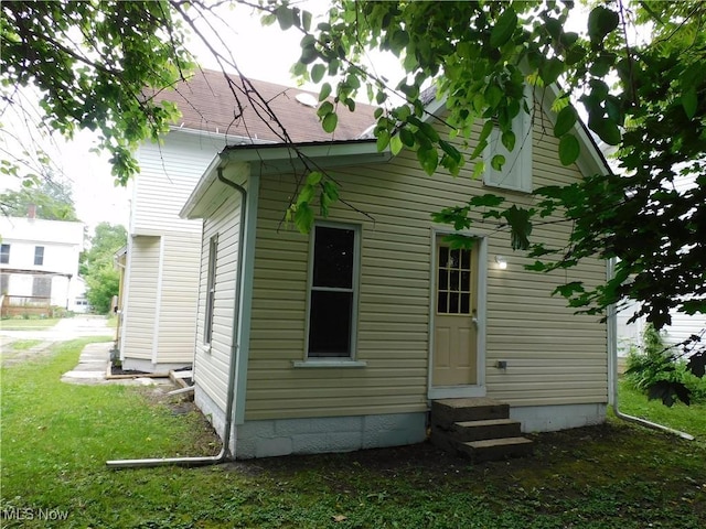 462 Monroe St, Conneaut, OH 44030 - back of property with entry steps and a yard