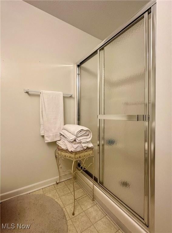 203 Willow Brook Dr NE, Warren, OH 44483 - full bathroom featuring a shower with shower door and baseboards