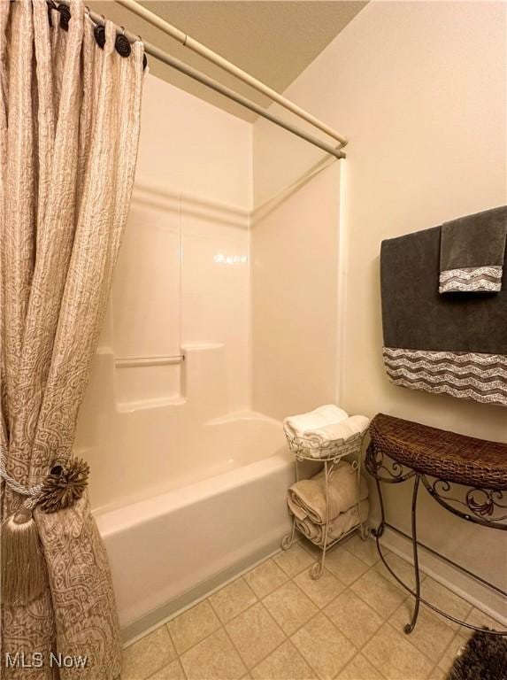 203 Willow Brook Dr NE, Warren, OH 44483 - full bath with shower / bath combo with shower curtain