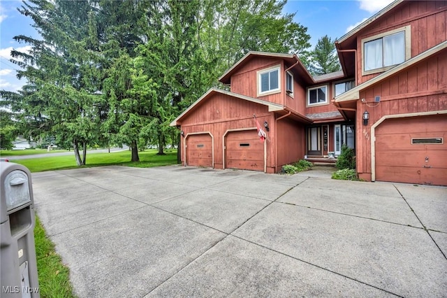 2709 Graham Rd, Stow, OH 44224 - townhome / multi-family property with concrete driveway and a front lawn