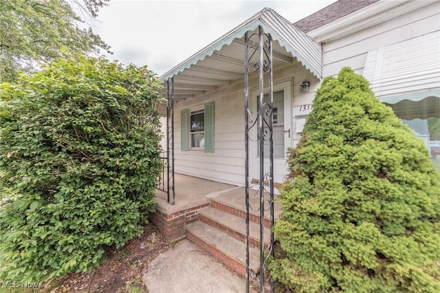 13112 Shady Oak Blvd, Garfield Heights, OH 44125 - property entrance with a porch