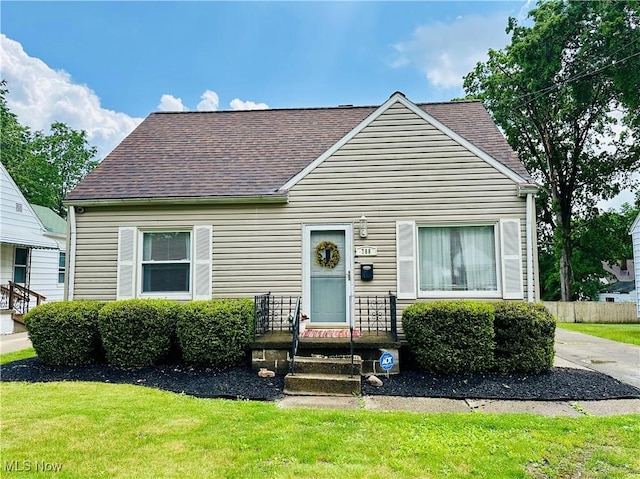 788 E Archwood Ave, Akron, OH 44306 - view of front facade with a shingled roof and a front yard