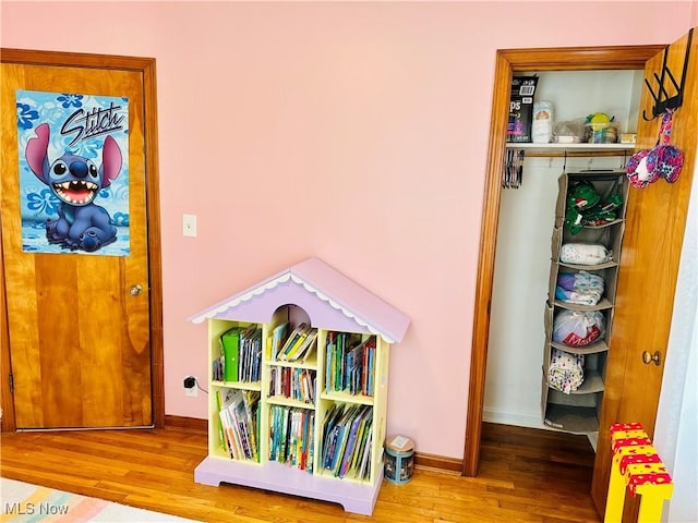788 E Archwood Ave, Akron, OH 44306 - rec room featuring wood finished floors and baseboards