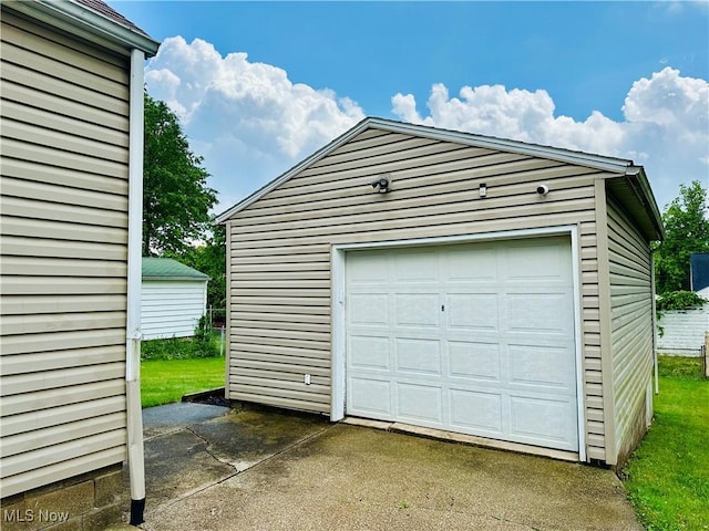 788 E Archwood Ave, Akron, OH 44306 - detached garage featuring driveway
