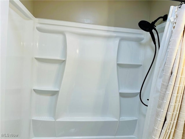 788 E Archwood Ave, Akron, OH 44306 - full bath with a shower with shower curtain
