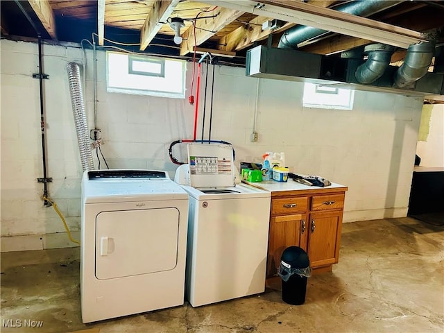 788 E Archwood Ave, Akron, OH 44306 - laundry area featuring independent washer and dryer and cabinet space