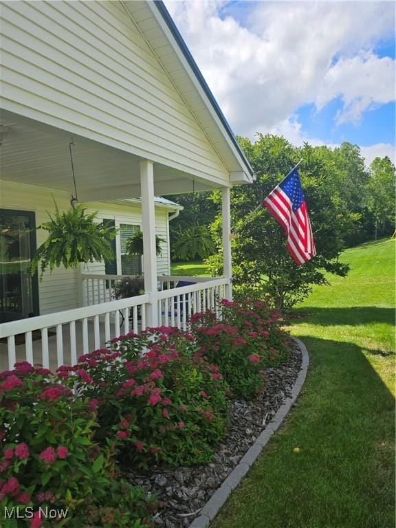 3925 N Wedgewood Dr, Mcconnelsville, OH 43756 - view of grassy yard with a porch