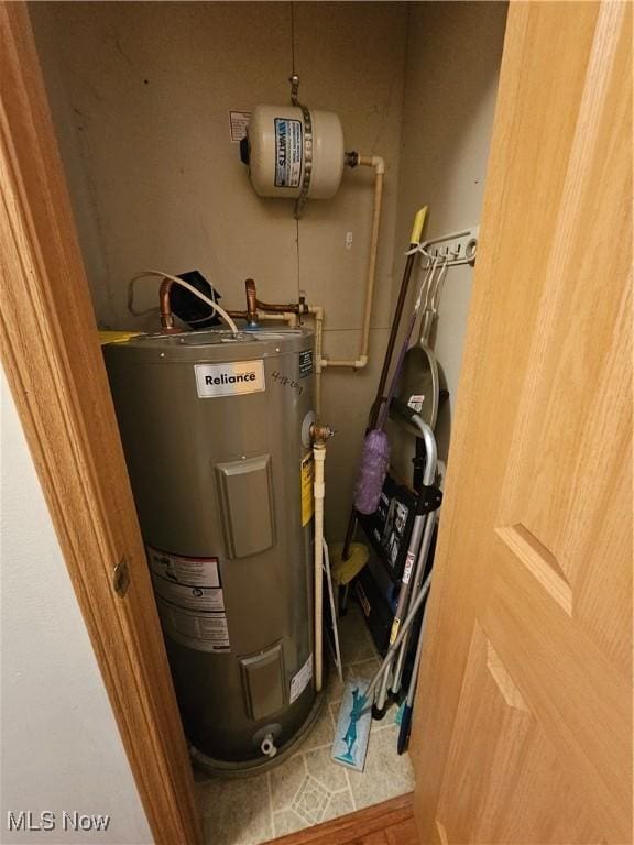 3925 N Wedgewood Dr, Mcconnelsville, OH 43756 - utilities with water heater