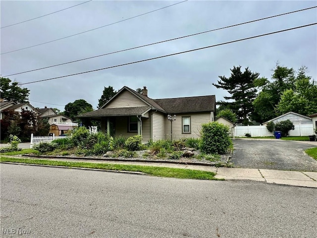 25 W Water St, Hubbard, OH 44425 - bungalow with a chimney and asphalt driveway