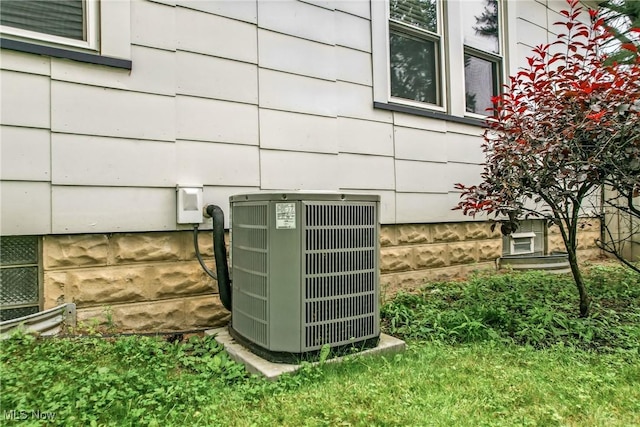341 Kenmore Ave NE, Warren, OH 44483 - exterior view of a cooling unit