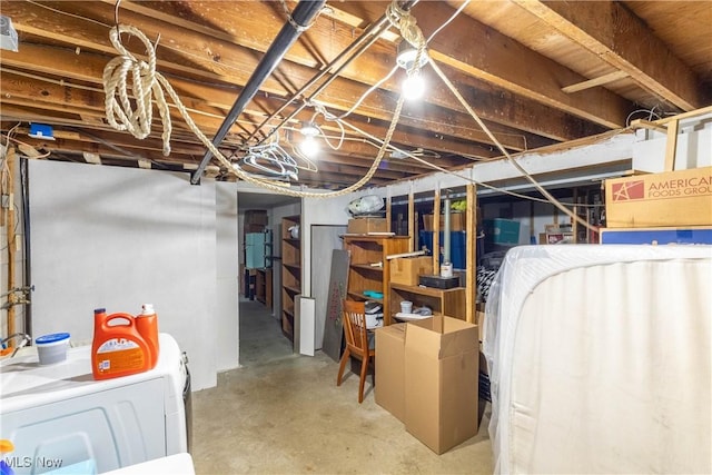 733 Lake Erie St, Conneaut, OH 44030 - unfinished below grade area featuring washer / dryer