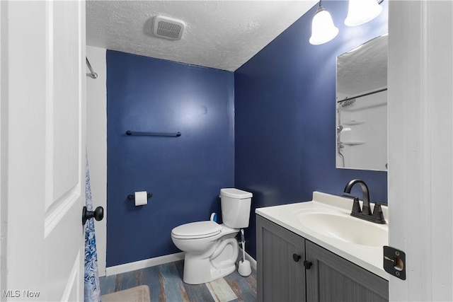 733 Lake Erie St, Conneaut, OH 44030 - bathroom featuring a textured ceiling, curtained shower, vanity, and wood finished floors
