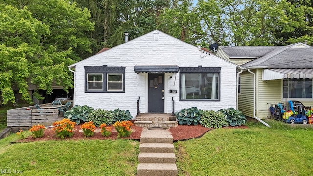 680 Mcgrath St, Alliance, OH 44601 - bungalow with a front yard