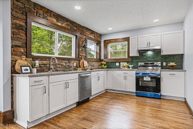 3549 Kent Rd, Stow, OH 44224 - kitchen featuring appliances with stainless steel finishes, under cabinet range hood, decorative backsplash, light wood finished floors, and recessed lighting