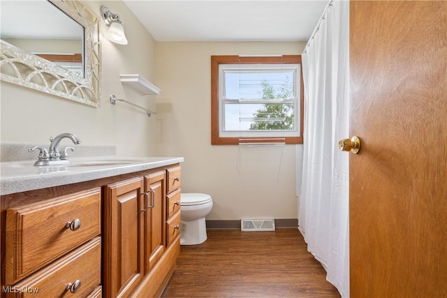 541 Broad St, Wadsworth, OH 44281 - full bath with vanity and wood finished floors