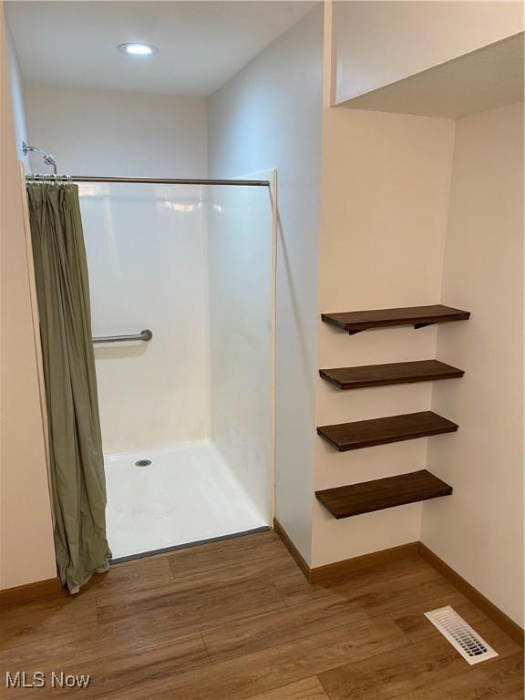 4920 Thomas Blvd, Geneva, OH 44041 - bathroom featuring curtained shower, wood finished floors, and recessed lighting