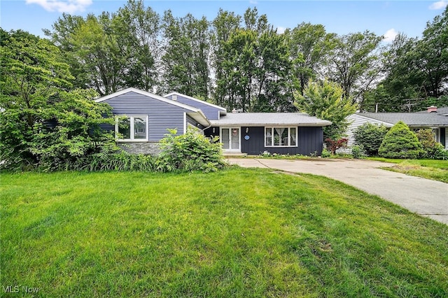 341 Michigan Ave, Elyria, OH 44035 - photo 1