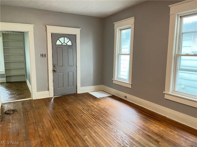 907 Lovers Ln, Akron, OH 44306 - foyer featuring wood-type flooring and baseboards