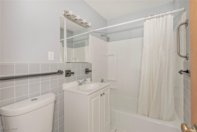 3271 Warrensville Center Rd Unit 4A, Shaker Heights, OH 44122 - bathroom with shower / tub combo with curtain, vanity, and tile walls