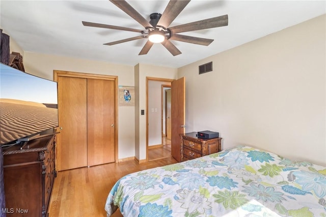 1455 Buckeye Cir, Salem, OH 44460 - bedroom with light wood-type flooring, ceiling fan, and a closet