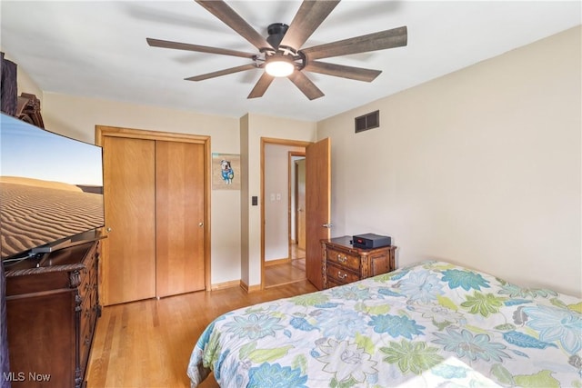 1455 Buckeye Cir, Salem, OH 44460 - bedroom featuring light wood-style floors, ceiling fan, and a closet