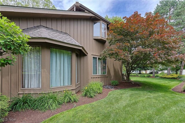 2307 Deerpath Dr, Sandusky, OH 44870 - view of side of home with a yard