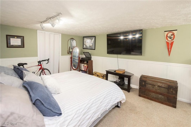 3678 Lynnfield Rd, Shaker Heights, OH 44122 - carpeted bedroom featuring wainscoting, a textured ceiling, and rail lighting