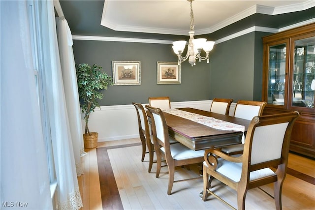 2878 Beaver Trl, Cortland, OH 44410 - dining space featuring light wood-style floors, a chandelier, and crown molding