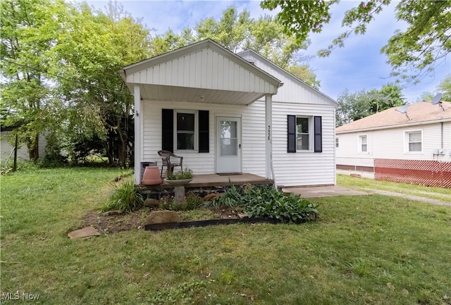 5458 Ridgewood, Lorain, OH 44055 - view of front facade featuring a porch and a front yard