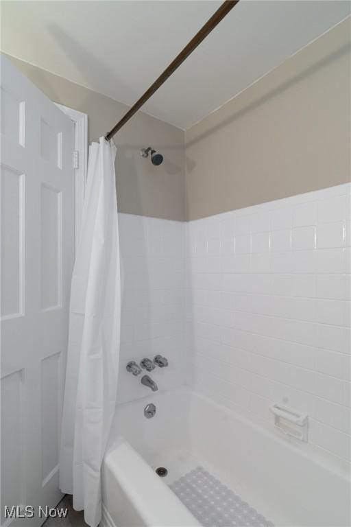 3975 Eastway Rd, South Euclid, OH 44118 - full bath featuring shower / bath combo