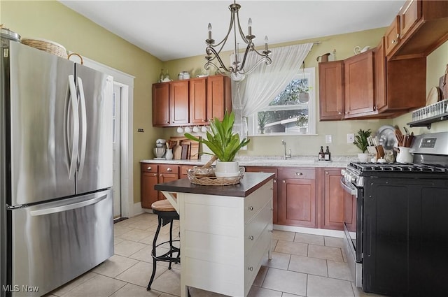 583 E 7th St, Salem, OH 44460 - kitchen featuring stainless steel appliances, a chandelier, light tile patterned flooring, a breakfast bar area, and a center island