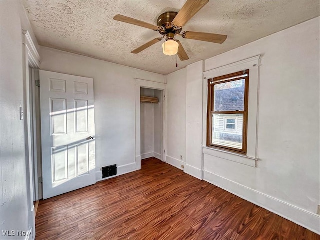 421 E Thornton St, Akron, OH 44311 - unfurnished bedroom featuring wood finished floors, a closet, a textured ceiling, and ceiling fan