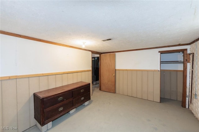 1730 W 20th St, Lorain, OH 44052 - finished below grade area with wainscoting and a textured ceiling