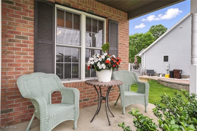 10450 Carrousel Woods Dr, New Middletown, OH 44442 - photo 2