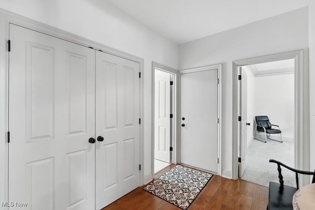 1497 Hunting Hollow Dr, Hudson, OH 44236 - entryway featuring dark wood-style floors and baseboards