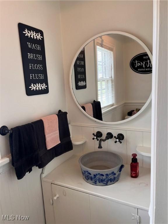 913 Home Cir, Salem, OH 44460 - bathroom featuring vanity