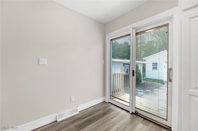 452 E 329th St, Willowick, OH 44095 - unfurnished room featuring baseboards and wood finished floors