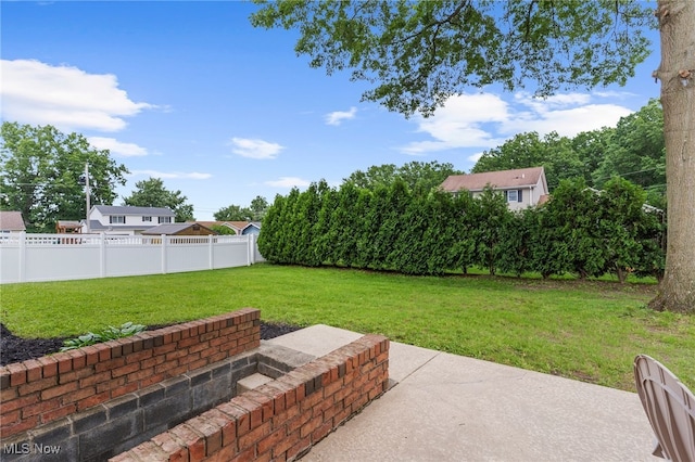 381 Lauretta Ln, Hubbard, OH 44425 - fenced backyard with a patio