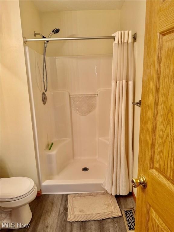 7536 Monterey Bay Dr Unit 2, Mentor-On-The-Lake, OH 44060 - bathroom featuring a shower with shower curtain and wood finished floors