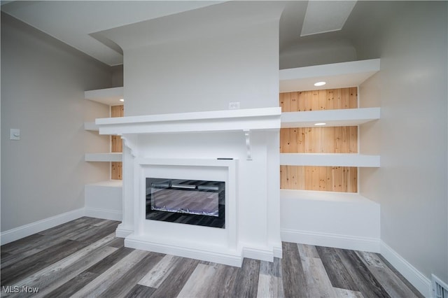 595 Elm St, Struthers, OH 44471 - detailed view of a glass covered fireplace, wood finished floors, and recessed lighting
