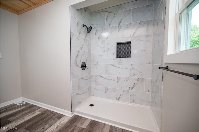 595 Elm St, Struthers, OH 44471 - bathroom featuring tiled shower and wood finished floors